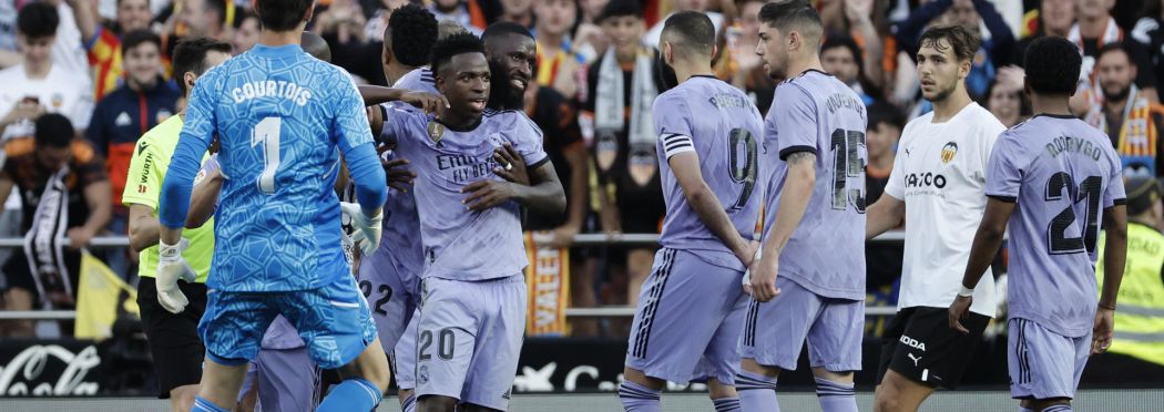 FOTOGRAFÍA. VALENCIA (ESPAÑA), 21 DE MAYO DE 2023. El delantero brasileño del Real Madrid Vinícius Júnior (ci), Valencia CF. Efe