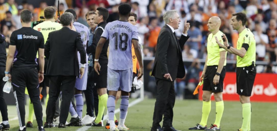 FOTOGRAFÍA. VALENCIA (ESPAÑA), 21 DE MAYO DE 2023. Los colegiados (d) hablan con el técnico del Real Madrid Carlo Ancelotti (3d). Efe
