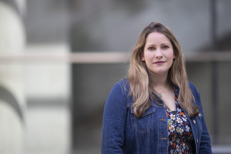 La feminista Bates carga contra la «machoesfera» espacios de «los hombres que odian a las mujeres»