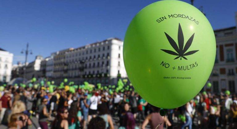 Madrid exige legalizar el cannabis en medio de nube de humo e intenso olor a marihuana prendida y hachís