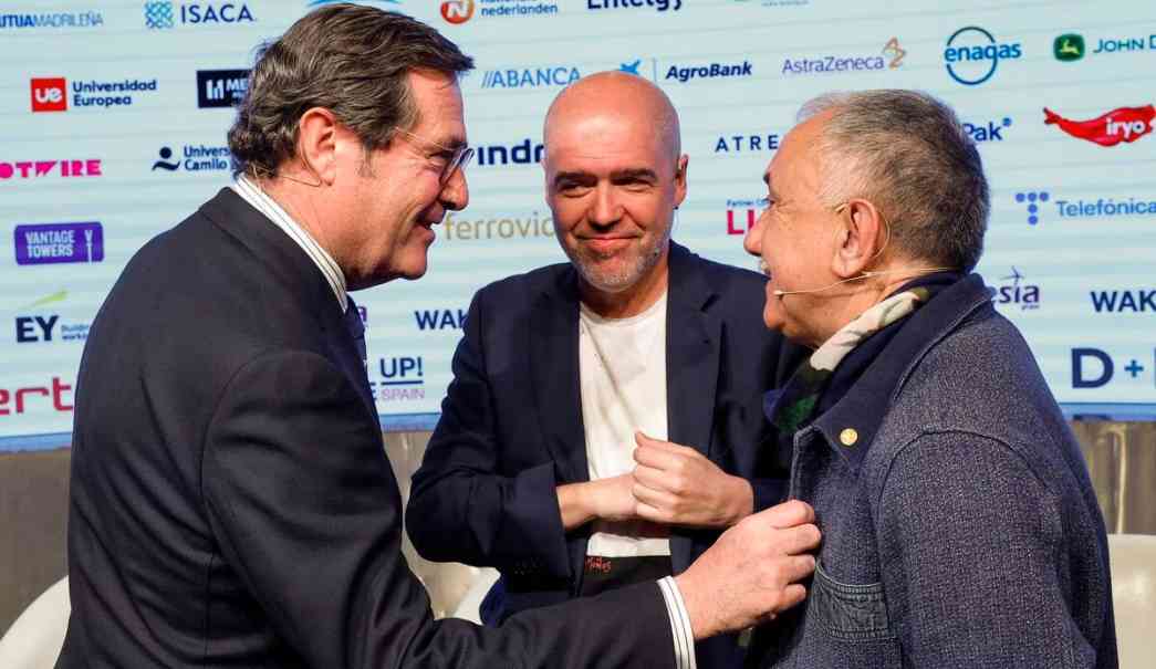 MADRID (SPAIN), 27 DE MARZO DE 2023- presidente de la CEOE, Antonio Garamendi (i), conversando con los líderes de los sindicatos UGT, Pepe Álvarez (d) y CCOO, Unai Sordo. Efe