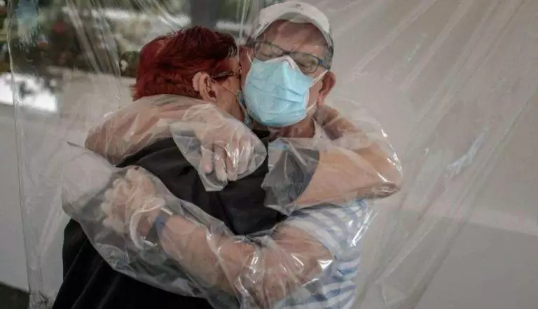 MADRID (SPAIN), SIN FECHA CONCRETADA, HECHOS 05 DE MAYO DE 2023- Detalle de una pareja protagonistas de una curiosa imagen durante la emergencia sanitaria internacional por el COVID 19 (CORONAVIRUS), que hoy, 5 de mayo de 2023, más de 3 años después, la OMS puesto fin a su declaración. Efe