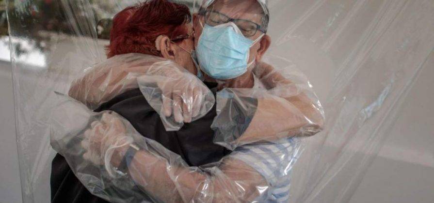 MADRID (SPAIN), SIN FECHA CONCRETADA, HECHOS 05 DE MAYO DE 2023- Detalle de una pareja protagonistas de una curiosa imagen durante la emergencia sanitaria internacional por el COVID 19 (CORONAVIRUS), que hoy, 5 de mayo de 2023, más de 3 años después, la OMS puesto fin a su declaración. Efe