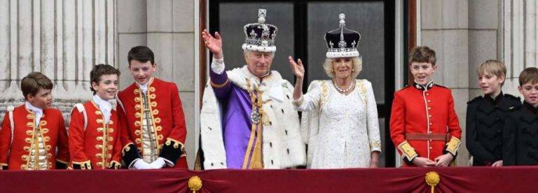 El rey Carlos III saluda desde el balcón de Buckingham sin su hijo Enrique