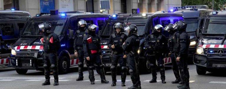 FOTOGRAFÍA. BARCELONA (SPAIN), 11 DE MAYO DE 2023. Detalles homicidio con posterior ocultación del cadáver en Barcelona por narcos .- Mossos d'Esquadra despliegan un cordón policial en la plaza Bonanova de Barcelona con el fin de evitar altercados entre las personas a favor y en contra de las ocupaciones, este jueves, frente a los edificios okupados de La Ruïna y el Kubo. Efe