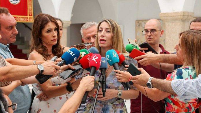 FOTOGRAFÍA. MÉRIDA (EXTREMADURA), 27 DE JUNIO DE 2023. La presidente de la Asamblea, Blanca Martín (PSOE), se ha reunido hoy con la presidente del Grupo Parlamentario del PP, María Guardiola Martín (d), dentro de la consulta previa a la propuesta de candidato o candidata la presidir la Junta de Extremadura, tras la cual la candidato popular ha atendido a las preguntas de la prensa para advertir que ahora quiere un Gobierno de coalición con el mismo VOX que hce pocos días vetó para siempre hasta dar la Presidencia del Parlamento al PSOE, en vez de apoyar al candidato de VOX. Efe