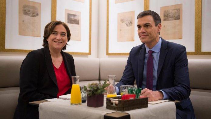 FOTOGRAFÍA. BARCELONA (ESPAÑA), 21.12.2018. El presidente del Gobierno, Pedro Sánchez (d), se ha reunido esta mañana con la alcaldesa de Barcelona, Ada Colau (i). Efe