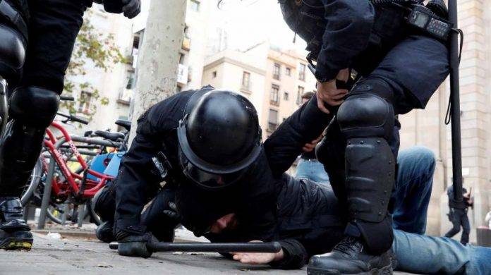 FOTOGRAFÍA. BARCELONA (ESPAÑA), 21.12.2018. Gran tensión en Cataluña entre los Mozos Constitucionalistas y CDR, UCFR y Antifascista. Efe