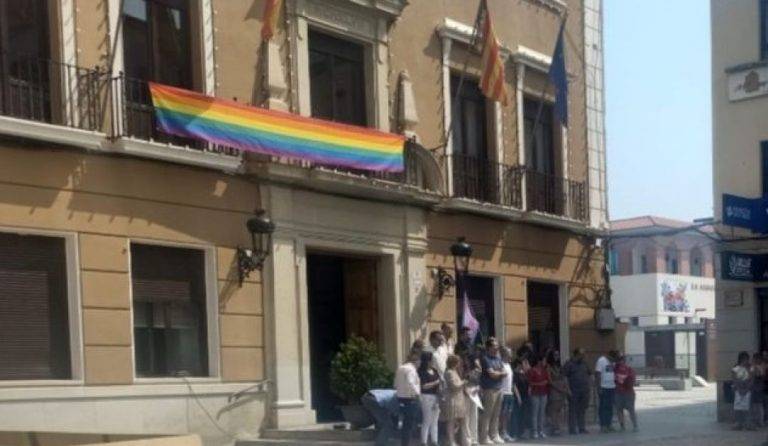 FOTOGRAFÍA. ELDA (ALICANTE) COMUNIDAD VALENCIANA (ESPAÑA), 28 DE JUNIO DE 2023. Detalle de un paripe y gran teatrillo del Grupo municipal del PSOE y su Gobierno municipal en Elda (Alicante) que preside Rubén Alfaro Bernabé, incumpliendo la sentencia del tribunal Supremo sobre «objetividad y neutralidad de las Administraciones Públicas la utilización, incluso ocasional, de banderas no oficiales en el exterior de los edificios y espacios públicos», dice el Tribunal Supremo, al colocar una bandera ideológica LGTBIQ+ para condenar una agresión homófoba perpetrada por los ilegales magrebíes que el propio socialismo y progresismo anima a venir a vivir gratis en España, un islamista «argelino», según investigación del caso, contra una pareja gay por «ir por la calle cogiéndose» de la mano cariñosamente. Lasvocesdelpueblo (Ñ Pueblo)