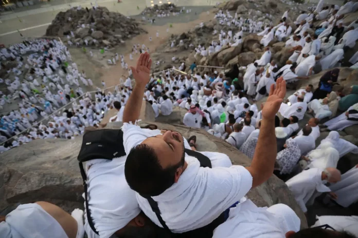 FOTOGRAFÍA. LA MECA (ARABIA SAUDITA), 27 DE JUNIO DE 2023. Un musulmán reza en el monte Arafat durante la peregrinación del Hajj 2023, al sureste de La Meca. Efe
