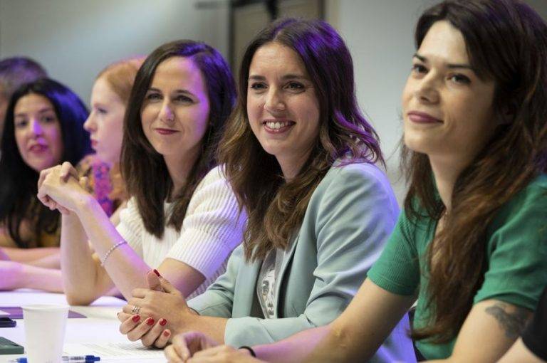 FOTOGRAFÍA. MADRID (ESPAÑA), 17 DE JUNIO DE 2023. La presidente del Consejo Ciudadano de Podemos, Ione Belarra Urteaga (3 d), la secretaria Internacional y Relación con Otras Fuerzas, Idoia Villanueva (i), la secretaria de Organización y Formación, Lilith Verstrynge (2i), la ministra de Igualdad y secretaria de Acción de Gobierno del partido, Irene Montero (2d), y la portavoz del Partido, Isabel Serra Sánchez (Isa Serra) (d), durante la celebración del Consejo Ciudadano de Podemos este sábado en Madrid. Efe