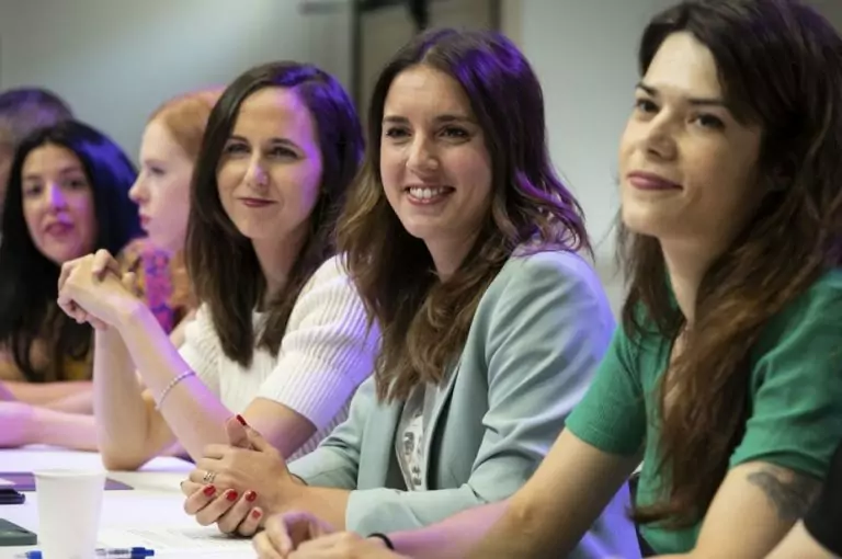 FOTOGRAFÍA. MADRID (ESPAÑA), 17 DE JUNIO DE 2023. La presidente del Consejo Ciudadano de Podemos, Ione Belarra Urteaga (3 d), la secretaria Internacional y Relación con Otras Fuerzas, Idoia Villanueva (i), la secretaria de Organización y Formación, Lilith Verstrynge (2i), la ministra de Igualdad y secretaria de Acción de Gobierno del partido, Irene Montero (2d), y la portavoz del Partido, Isabel Serra Sánchez (Isa Serra) (d), durante la celebración del Consejo Ciudadano de Podemos este sábado en Madrid. Efe