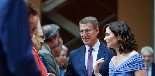 FOTOGRAFÍA. MADRID (ESPAÑA), 23 DE JUNIO DE 2023. La juez imputa al marido de Ayuso por corrupción. El líder del PP y candidato a la Presidencia de Gobierno para las elecciones generales del 23 de julio de 2023, Alberto Núñez Feijóo (2d), y la presidente del Gobierno de la Comunidad de Madrid y líder del PP Madrid, Isabel Natividad Díaz Ayuso (i), antes de tomar posesión de su cargo este viernes en la sede de la Comunidad de Madrid, tras la mayoría absoluta del PP en las urnas del 28M. Efe