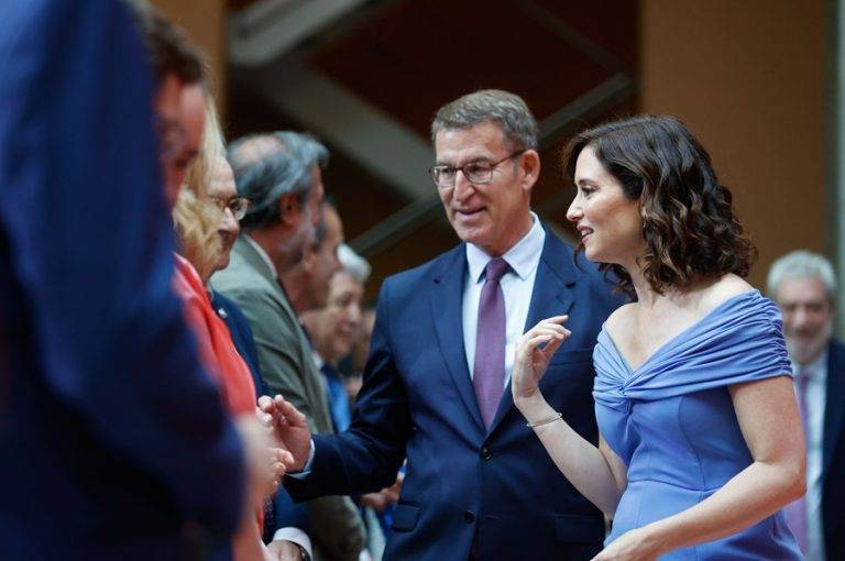 FOTOGRAFÍA. MADRID (ESPAÑA), 23 DE JUNIO DE 2023. La juez imputa al marido de Ayuso por corrupción. El líder del PP y candidato a la Presidencia de Gobierno para las elecciones generales del 23 de julio de 2023, Alberto Núñez Feijóo (2d), y la presidente del Gobierno de la Comunidad de Madrid y líder del PP Madrid, Isabel Natividad Díaz Ayuso (i), antes de tomar posesión de su cargo este viernes en la sede de la Comunidad de Madrid, tras la mayoría absoluta del PP en las urnas del 28M. Efe