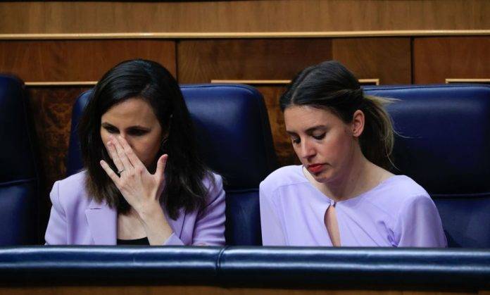 FOTOGRAFÍA. MADRID (ESPAÑA), AÑO 2023. La secretaria general de Podemos, Ione Belarra Urteaga (i) y ministra de Igualdad Irene Montero. Efe