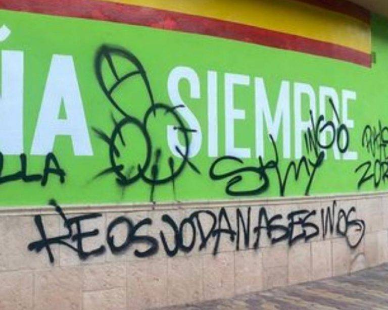 Socialistas atacan la sede de VOX Náquera (Valencia) con discurso sexista, machista y odio 