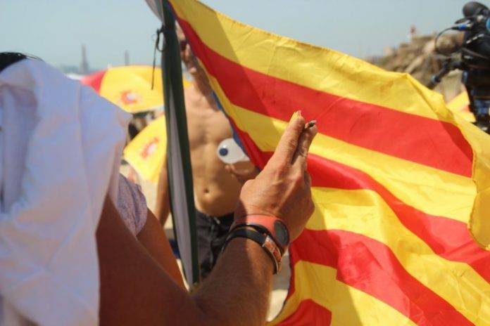 FOTOGRAFÍA. PLAYA DE MONTGAT (BARCELONA), 04.08.2019. Los catalanes continúan con sus llamada revolución veraniega de las sombrillas'. Ñ Pueblo (5)