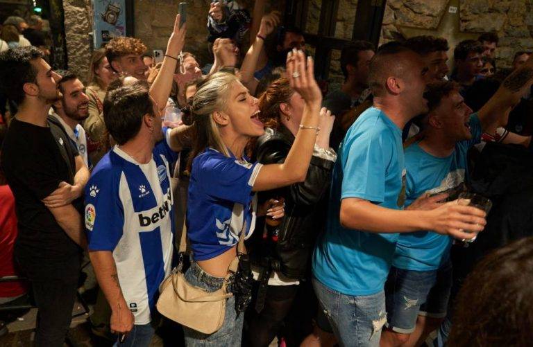 La totalidad de la plantilla del Deportivo Alavés explota de júbilo ante su ascenso a Primera