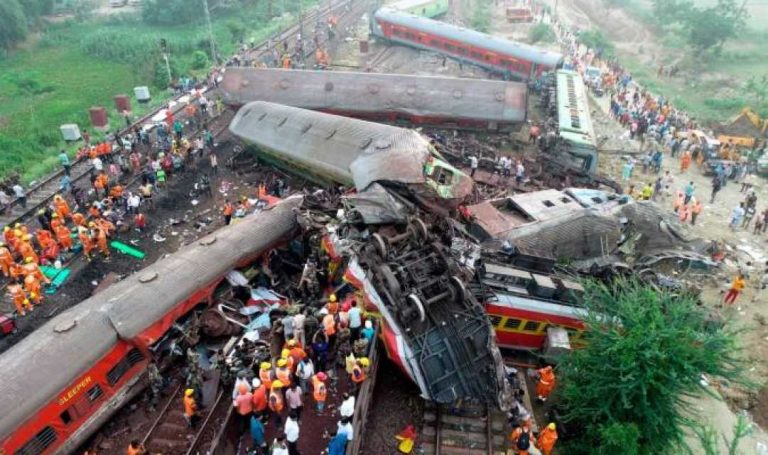 Centenares de muertos y heridos en un choque entre trenes en Bahanaga (India)