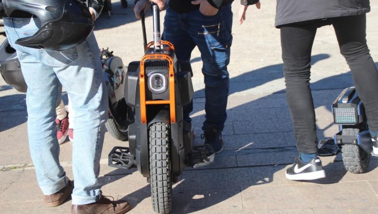 Incendio sin daños personales en una casa de Sueca (Valencia) en la recarga de un patinete eléctrico