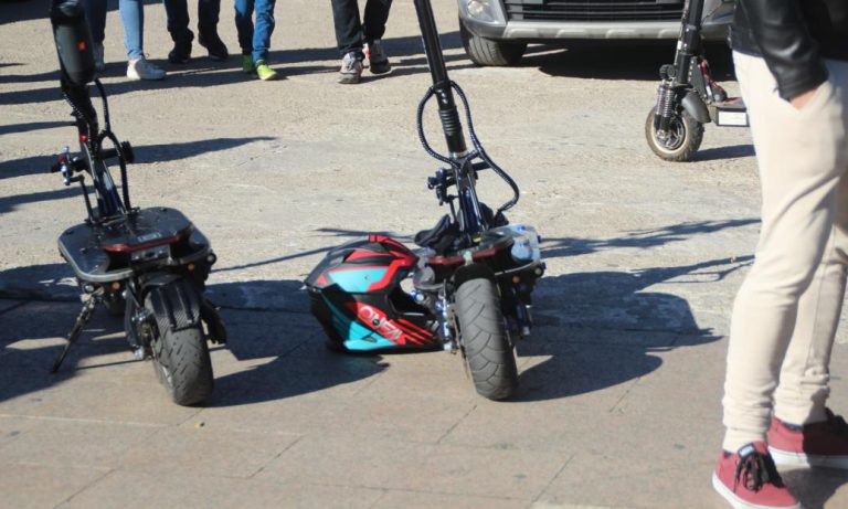 DGT: «La bicicleta tiene una rueda grande y el patinete tiene una rueda pequeña»