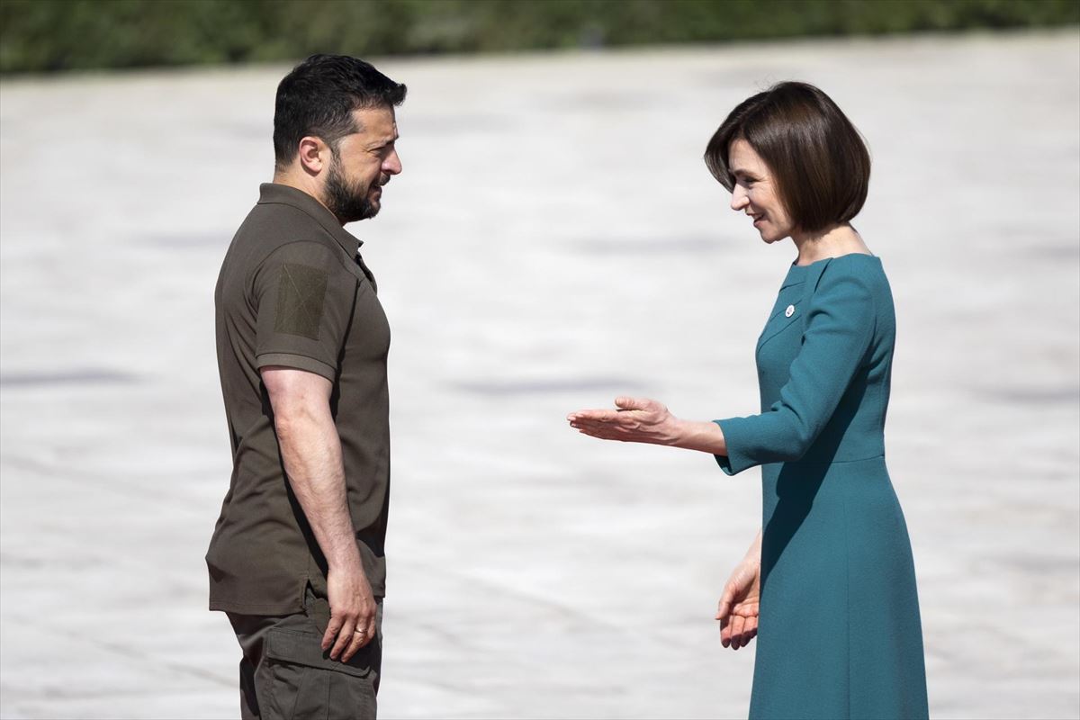 FOTOGRAFÍA. BULBOACA (MOLDAVIA), 01 DE JUNIO DE 2023. La presidente de Moldavia, Maia Sandu (D), y el presidente de Ucrania, Volodimir Zelenski (I), en el Castillo Mimi en Bulboaca, Moldavia. Efe