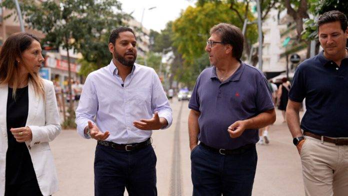 Garriga, Anabel, Sergio Marcian, en Salou FOTOGRAFÍA. SALOU (ESPAÑA), 20 DE JUNIO DE 2023. El secretario general de VOX, Ignacio Garriga Vaz de Concicao (2i), junto a la portavoz del grupo municipal de la formación en Salou, Ana Belén Rodríguez Roz (i) y el cabeza de lista de VOX por Tarragona al Congreso de los Diputados, Sergio Marcian de Green (d), hoy durante una visita en Salou (Tarragona). Lasvocesdelpueblo (Ñ Pueblo)