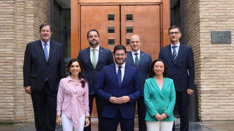 FOTOGRAFÍA. ZARAGOZA (ESPAÑA), 21 DE JUNIO DE 2023. Foto de familia de "Los 7 de VOX" en las Cortes de Aragón para la XI legislatura de esta Comunidad Autónoma: Alejandro Nolasco, Santiago Morón, Marta Fernández (i primera fila), David Arranz, Fermín Civiac, Carmen Rouco (d primera fila), y Juan Vidal. Lasvocesdelpueblo (Ñ Pueblo) 