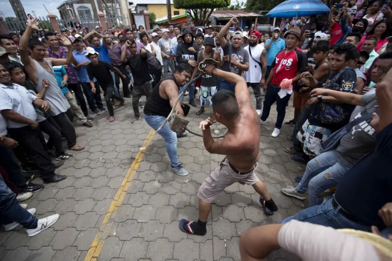 Los Chinegros| Ritual violento a San Juan Bautista con látigos en San Juan de Oriente (Nicaragua)