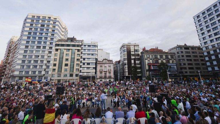 23J| El candidato Abascal se da un baño de masas de más de 2.500 personas en Gijón