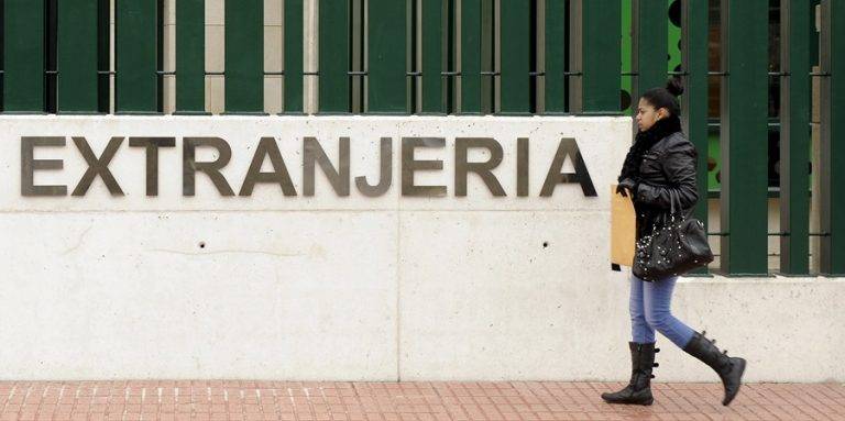 FOTOGRAFÍA. VALLADOLID (ESPAÑA), 19/02/09. La Justicia concede los papeles denegados por el Gobierno a una venezolana .- Una mujer se dirige hacia la nueva oficina de Extranjería que hoy se ha inaugurado en Valladolid. Efe