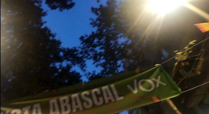 Atacan c9n pintura el cartel de VOX 'Vota Abascal' en Gavá