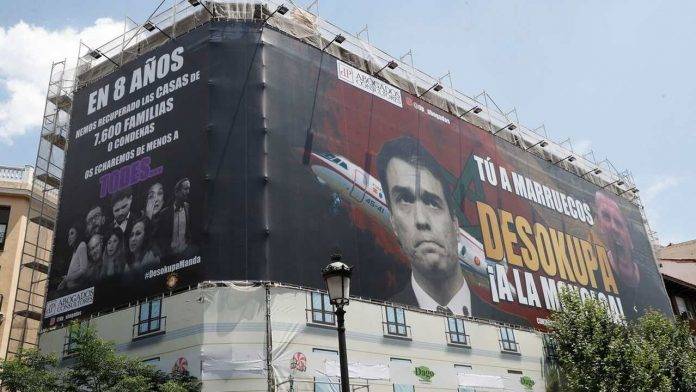 FOTOGRAFÍA. MADRID (ESPAÑA), 03 DE JULIO DE 2023. Una gran lona de la empresa Desokupa cubre un edificio en la calle Atocha de Madrid, este lunes, y pide que el presidente de Gobierno de coalición de España y secretario general del PSOE, Pedro Sánchez Pérez Castejón, abandone la Moncloa h se vaya a vivir a Marruecos. Además, los españoles, afirma, echaran de menos a 