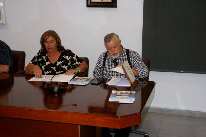 FOTOGRAFÍA. ALFAZ DEL PI (ALICANTE) ESPAÑA, 29 DE JULIO DE 2023. Concejales del Grupo Municipal de VOX en Alfaz del Pi, Manuel Ángel Saz Planelles y María José Fuster Pérez. Lasvocesdelpueblo