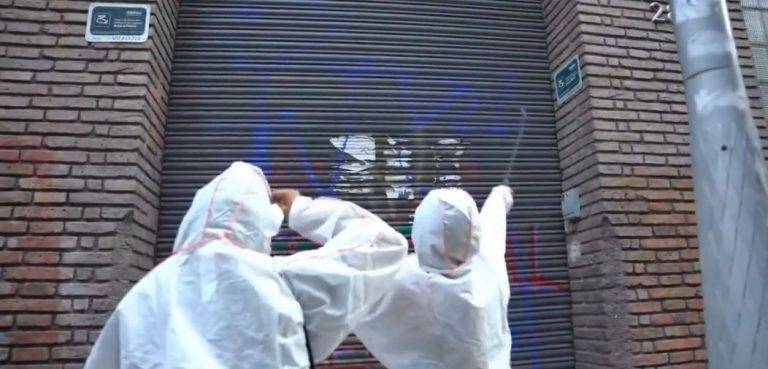 Cobardes y camuflados atacan y pintan la sede de VOX Barcelona el día de reflexión del 23J
