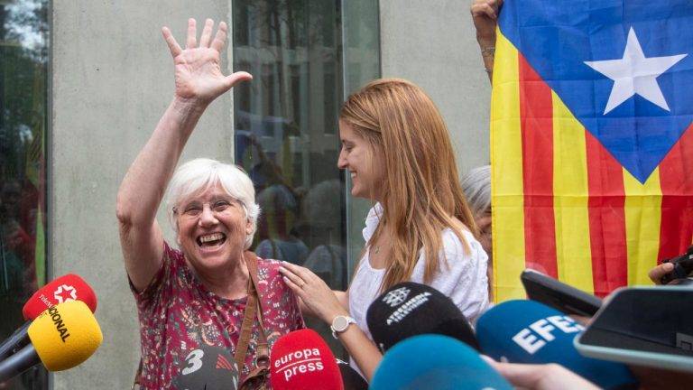 FOTOGRAFÍA. BARCELONA (ESPAÑA), 24 DE JULIO DE 2023. La dirigente golpista separatista Ponsati denuncia engaños de Puigdemont el falso "exilio". La golpista prófuga eurodiputada de JxCat, Clara Ponsatí Obiols, a su salida de la Ciudad de la Justicia de Barcelona tras quedar en libertad horas después de que los Mozos de Escuadra la hubieran detenido para que un juez de guardia de Barcelona le notificara que el magistrado del Tribunal Supremo, instructor de la causa del Procés, Pablo Llarena Conde, la ha procesado por desobediencia por los golpes de estado separatista de 2017 en la Comunidad autónoma de Cataluña. Efe