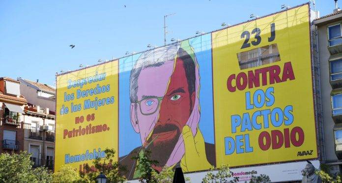 FOTOGRAFÍA. BARRIO DE CHUECA DEL CENTRO DE MADRID, COMUNIDAD, 15.07.2023. . Vista del detalle de una lona desplegada por «Fundación Avaaz» . Lasvocesdelpueblo