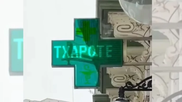  Policía investiga «(Pedro Sánchez) que te vote Txapote» en letrero electrónico de farmacia