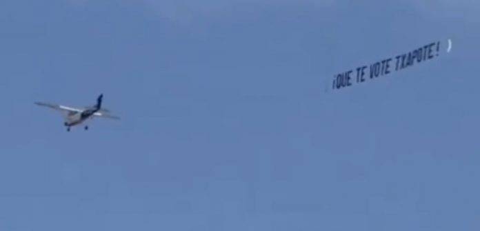 FOTOGRAFÍA. ESPAÑA, 15 DE JULIO DE 2023. Varias avionetas han sobrevolado España con frase 'Que te vote Txa`pote'. Lasvocesdelpueblo