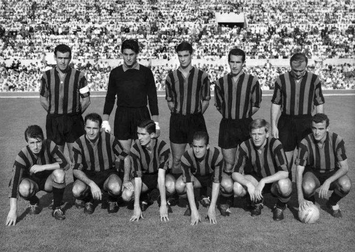 FOTOGRAFÍA. ITALIA, AÑOS 60. Luis Suárez (abajo cuarto a la izda) con el equipo formado del Inter de Milán. Efe