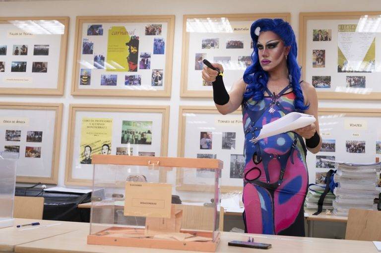 Una Drag Queen integrante de una de mesa electoral del 23J de España