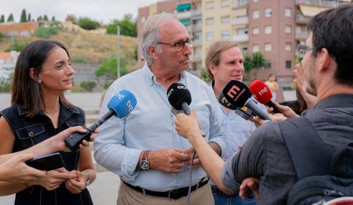 FOTOGRAFÍA. MATARÓ (BARCELONA), 13 DE JULIO DE 2023. El candidato de VOX por Barcelona al Congreso de los Diputados, Juan José Aizcorbe (2i). Lasvocesdelpueblo