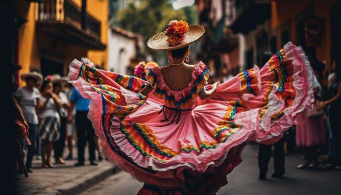FOTOGRAFÍA. MUNDO, 22 DE JULIO DE 2023. Varias personas disfrutan de un festival tradicional bailando al aire libre. Freepik. Lasvocesdelpueblo