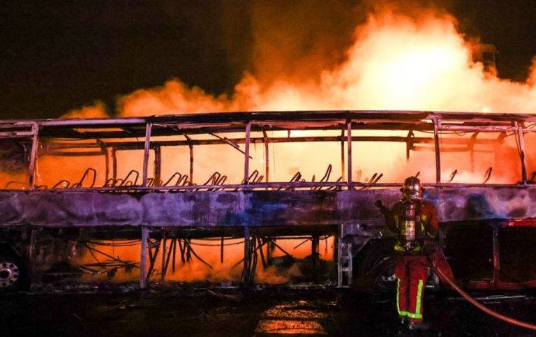 Violencia Francia por la muerte del negro Naël| 79 policías heridos, 1350 vehículos incendiados y desperfectos en 234 edificios