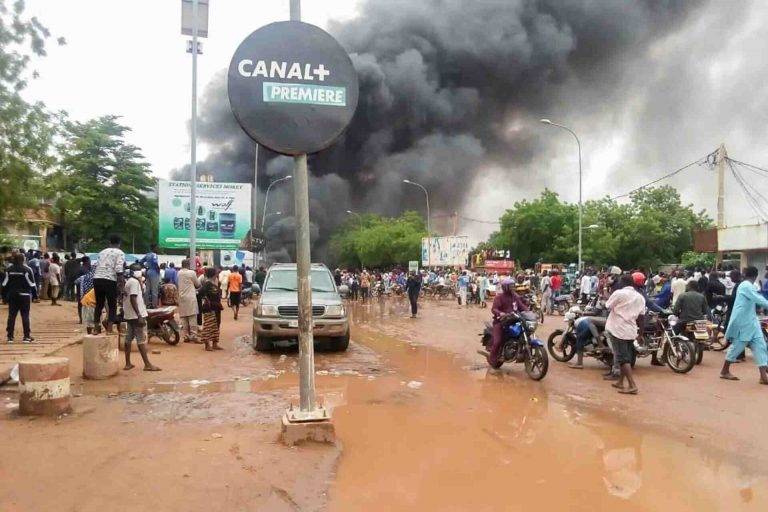 Los golpistas bloquean la embajada de Francia en Niamey (Níger)