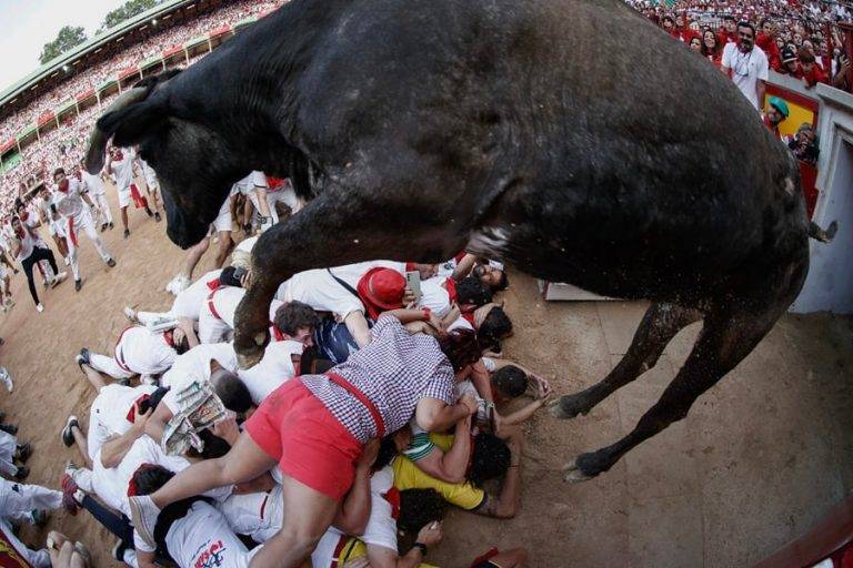 FOTOGRAFÍA. PAMPLONA (ESPAÑA), 09 DE JULIO DE 2023. Sanfermines 2024| Protagonistas del 8J dejaron 3 heridos en 2023.- Una vaquilla salta por encima de un grupo de corredores en la plaza de toros tras el tercer encierro de los Sanfermines 2023, este domingo en Pamplona. Efe
