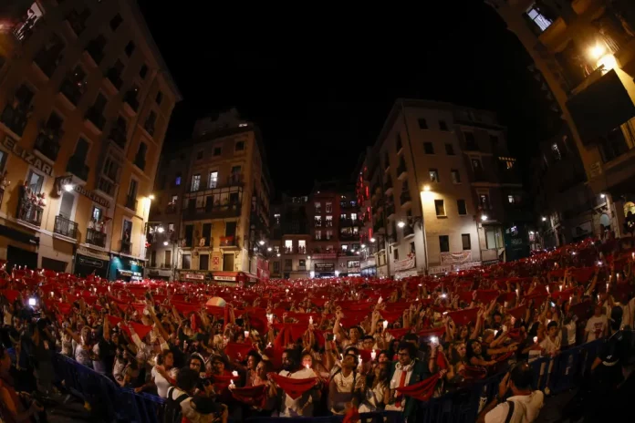 FOTOGRAFÍA. PAMPLONA (NAVARRA) ESPAÑA, 14 DE JULIO DE 2023. Miles de personas entonan en la Plaza del Ayuntamiento de Pamplona el tradicional «Pobre de mí». Efe