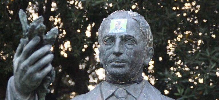 La prensa afín hincha al PP para que no caiga de 150 escaños y desinflan a VOX 