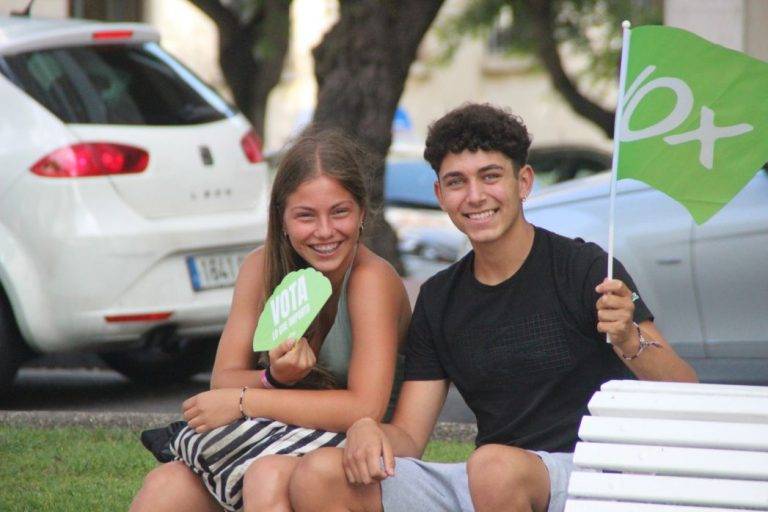 23J| Fotos primer mitin verde en Tarragona: «Vota lo que importa» (VOX)