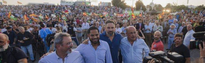 FOTOGRAFÍA. VALENCIA (ESPAÑA), 13 DE JULIO DE 2023. Miles de vecinos de la Comunidad Valenciana arropan a Santiago Abascal Conde (2d). Lasvocesdelpueblo